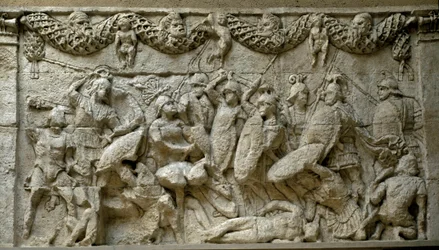 Arte romana: cena de batalha entre romanos e gauleses. Reprodução de um baixo relevo do Mausoléu de Glanum, um monumento funerário de galloromínio construído entre 30 e 20 a.C. em homenagem à família Julius. Roma, Museo della Civilta Romana