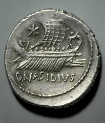 Arte romana: moeda de prata desenhada por uma galé equipada com um sistema para derrubar navios inimigos. Paris, B.N. Cabinet des Medailles