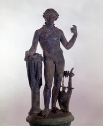 Arte romana: estátua de Apolo em bronze. Museu de Antiguidades Romanas em Roma