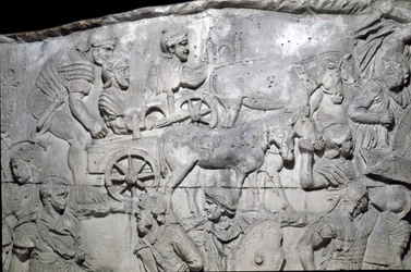 Arte romana: "a armee romana em progresso" Molde de 1862 reproduzindo os baixos-relevos da coluna de Trajano (Colonna Traiana) em Roma construída durante o reinado do Imperador Trajano (53-117). A coluna Trajane comemora a campanha vitoriosa
