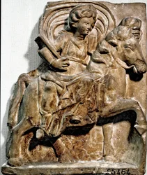 Arte romana: a deusa Epona, divindade de origem gaulesa, padroeira dos cavaleiros e dos viajantes. Estela de calcário encontrada em Gannat (Allier), Auvérnia. Saint-Germain-en-Laye. Museu das Antiguidades Nacionais