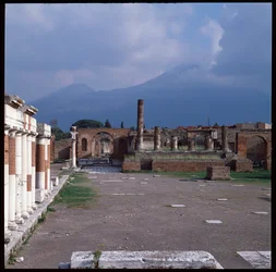 Arte romana: vista do fórum, sítio arqueológico de Pompeia (século I a.C.-1 d.C.) Itália (Arte romana: vista do fórum de Pompeia