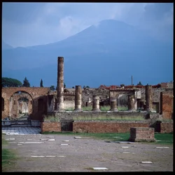 Arte romana: vista do fórum, sítio arqueológico de Pompeia (século I a.C.-1 d.C.) Itália (Arte romana: vista do fórum Pompeia