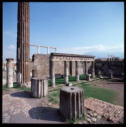 Arte romana: vista do templo de Apolo no sítio arqueológico de Pompeia (século IV a.C.-2 a.C.) Itália (Arte romana: vista do templo de Apolo, Pompeia, século IV a.C.-2 a.C., Itália)