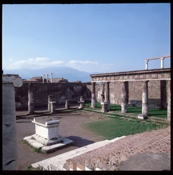 Arte romana: vista do templo de Apolo no sítio arqueológico de Pompeia (século IV a.C.-2 a.C.) Itália (Arte romana: vista do templo de Apolo, Pompeia, século IV a.C.-2 a.C., Itália)