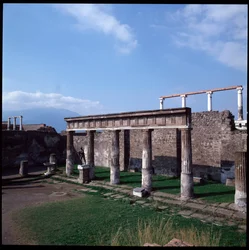 Arte romana: vista do templo de Apolo no sítio arqueológico de Pompeia (século IV a.C.-2 a.C.) Itália (Arte romana: vista do templo de Apolo, Pompeia, século IV a.C.-2 a.C., Itália)