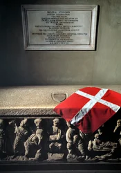 Sarcófago romano usa como túmulo de Niccolo Stenone (Niels Stensen ou Steensen) (1638-1686) anatomista e geólogo (sarcófago romano usado como túmulo de Stensen (Nicolai Steno)) Florença, igreja de São Lourenço (igreja de São Lourenço) Itália