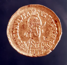 Rómulo Augústulo, em latim Flavius Romulus Augustus (ou Romulus Augustulus, em italiano Romolo Augustolo), cerca de 460-511, o último imperador romano do Ocidente. Retrato numa moeda, século V