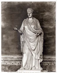 Estátua de uma Virgem Vestal ou Sacerdotisa de Romulus (mármore) (foto a p/b)