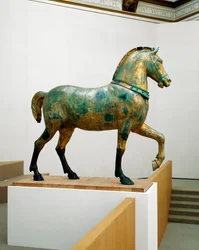 Estátua de um dos quatro cavalos triunfantes de quadriga de São Marco (bronze)