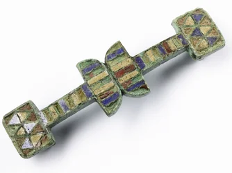 Junção da cinta com conjunto de superfície superior com esmalte vermelho, azul e amarelo, da fortaleza legionária romana em Inchtuthil, Caputh, Perthshire (bronze e esmalte)