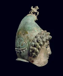 O capacete Crosby Garrett, final do século I ao II DC (bronze) (ver também 871728-34, 396159, 482018 e 413093-94)