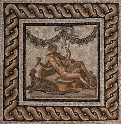A casa de Dionísio, uma das domus romanas de Ortaglia: detalhe do piso de mosaico representando Dionísio e a pantera (mosaico)