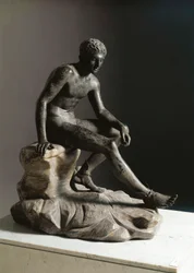 Hermes em repouso. Escultura romana em bronze segundo um original grego de Lisipo. De Ercolano (Herculano). Dimensões: 105 cm. Nápoles, Museo Archeologico Nazionale