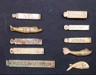 Bilhetes de teatro em marfim da época romana. Museo della Scala em Milão