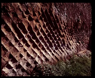 Vista das paredes construídas com técnica de construção opus reticolatum, século V a.C. - século I d.C.