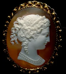 Retrato de um perfil feminino; camafeu sobre sardonice, ambientado em ouro