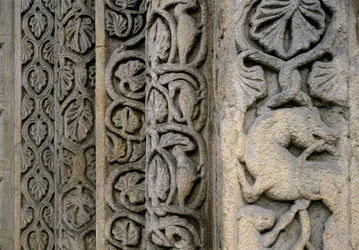 Detalhes decorativos da fachada da Basílica, início do século XII (relevo)