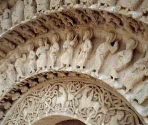 Detalhe das esculturas do portal sul