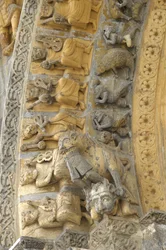 Detalhe da abóbada esculpida da fachada da catedral Saint Marie, Oloron Sainte Marie (Pirenéus do Atlântico)