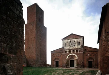 Fachada e campanário da igreja de São Pedro (São Pedro), construída por volta de 1250 e restaurada em 1870, Tuscânia, Itália