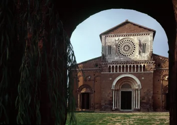 Fachada da Igreja de São Pedro (São Pedro), construída por volta de 1250 e restaurada em 1870, Tuscânia, Itália