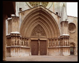 Arte Gótica: detalhe do portal central da Catedral de São Teteo em Tarragona