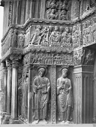 Lado esquerdo do portal da igreja