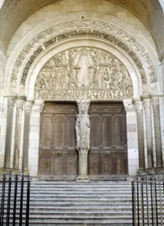 Portal da Catedral de São Lázaro (o tímpano esculpido ilustra o juízo final). Autun