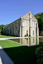 Arquitectura românica: vista exterior da forja da abadia cisterciense de Fontenay, Borgonha, finais do século XII (Abadia de Fontenay, Borgonha, França: a forja, finais do século XII)