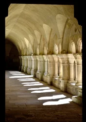 Arquitectura românica: galeria do claustro da abadia cisterciense de Fontenay, Bourgogne