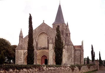 Arquitectura românica: vista da igreja de Aulnay
