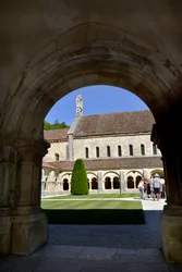 Arquitectura românica: vista do cloitro e dos edifícios da abadia cisterciense de Fontenay, Borgonha
