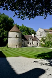 Arquitectura românica: vista do pombal e do canil da abadia cisterciense de Fontenay, Bourgogne