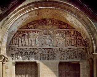 Arte românica: Tympan esculpido representando o último julgamento, à direita de Cristo Paraíso, à esquerda, o caos do inferno. Escultura (1130-1140) da Igreja Abadia de Sainte Foy (Sainte-Foy) em Conques (Aveyron), França.