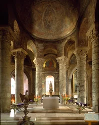 Arte românica: vista interior da igreja Notre Dame (Notre-Dame) la Grand, Poitiers (Viena)