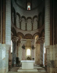 Arte românica: vista interior da abside e do ambulatório da igreja de São Pedro. Chauvigny, Viena
