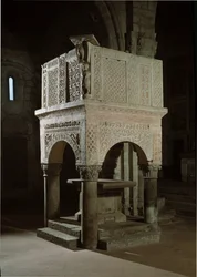 Arte românica: púlpito da igreja decorado com mármore e relevos, igreja de Santa Maria Maggiore (Tuscânia, Itália)