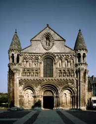 Arte românica: vista de Notre Dame la Grande (Notre-Dame-la-Grande). Século XII Poitiers (Viena)