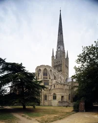 Arte românica: vista da Catedral da Santíssima Trindade, fundada sob a eveque de Norwich Herbert de Losinga