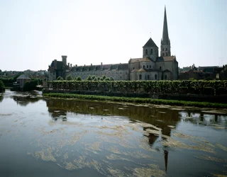 Arte românica: vista da abadia de Saint-Savin-sur-Gartempe (Saint Savin sur Gartempe), fundada no século XI. São Savin, Viena
