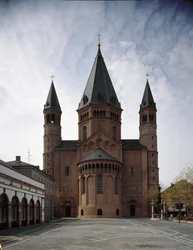 Arte românica: vista da catedral de São Martinho, construída entre os séculos X e XII. Mainz, Alemanha