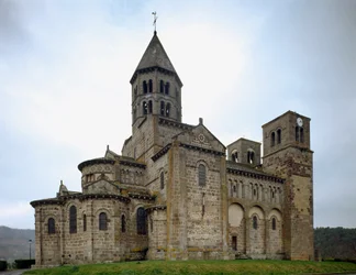 Arte românica: vista da igreja de Saint-Nectaire (século XII).