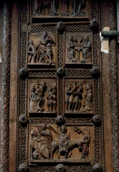 Arte românica: porta de madeira de meados do século XII da Igreja de Santa Maria im Kapitol em Colónia, Alemanha. Cenas que representam o anúncio aos pastores, a Natividade, a Adoração dos Magos e th