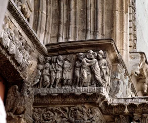 O beijo de Judas, friso do portal