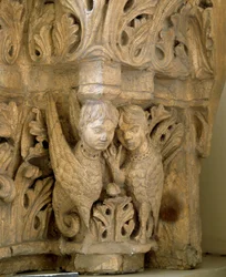 O topo decora sirenes e pássaros no modelo dos da Igreja Saint Loup de Naud (Sena e Marne) 1170. Paris, Museu de Monumentos inglês