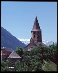 Vista da igreja românica