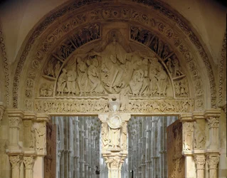 Vista do tímpano central representando a missão dos apotres. Basílica de Santa Maria Madalena (Sainte Marie Madeleine (1096-1106), Vezelay, Yonne
