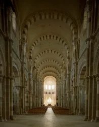 Vista da nave central da Basílica de Santa Maria Madalena (Santa Maria Madalena (1096-1106), Vezelay, Yonne