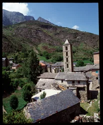 Vista da igreja com campanário